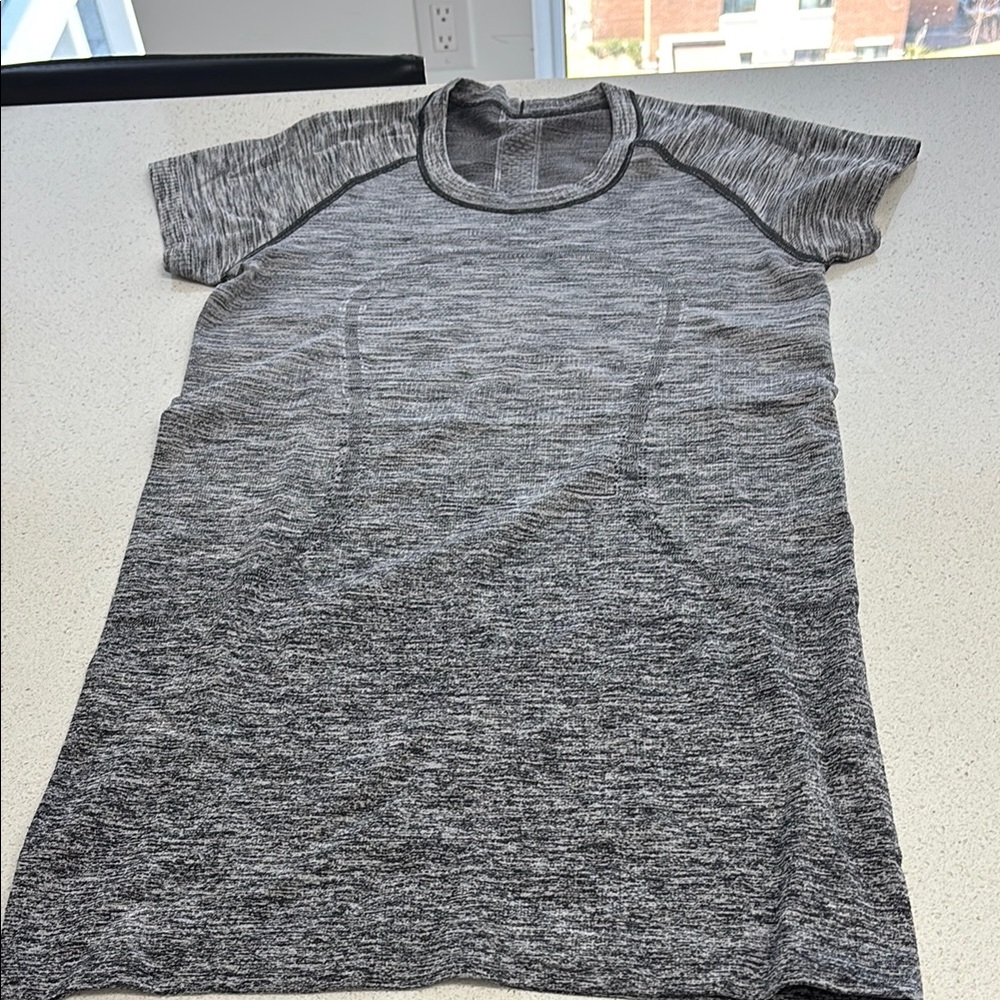 Women’s Lululemon swiftly T-shirt, great condition, Gray T-Shirt
